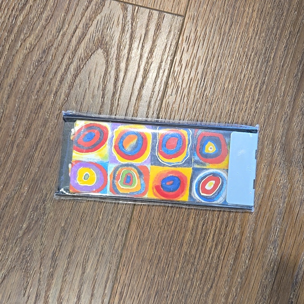 NWT... FLATYZ HAND CRAFTED FLAT CANDLE.   #6717